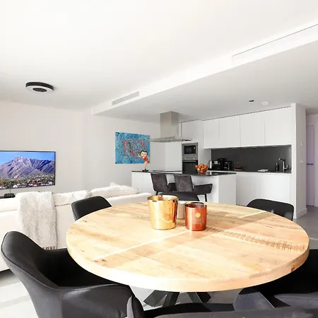 Oasis 325 Kronos - 3 Bedroom アパート エステポナ